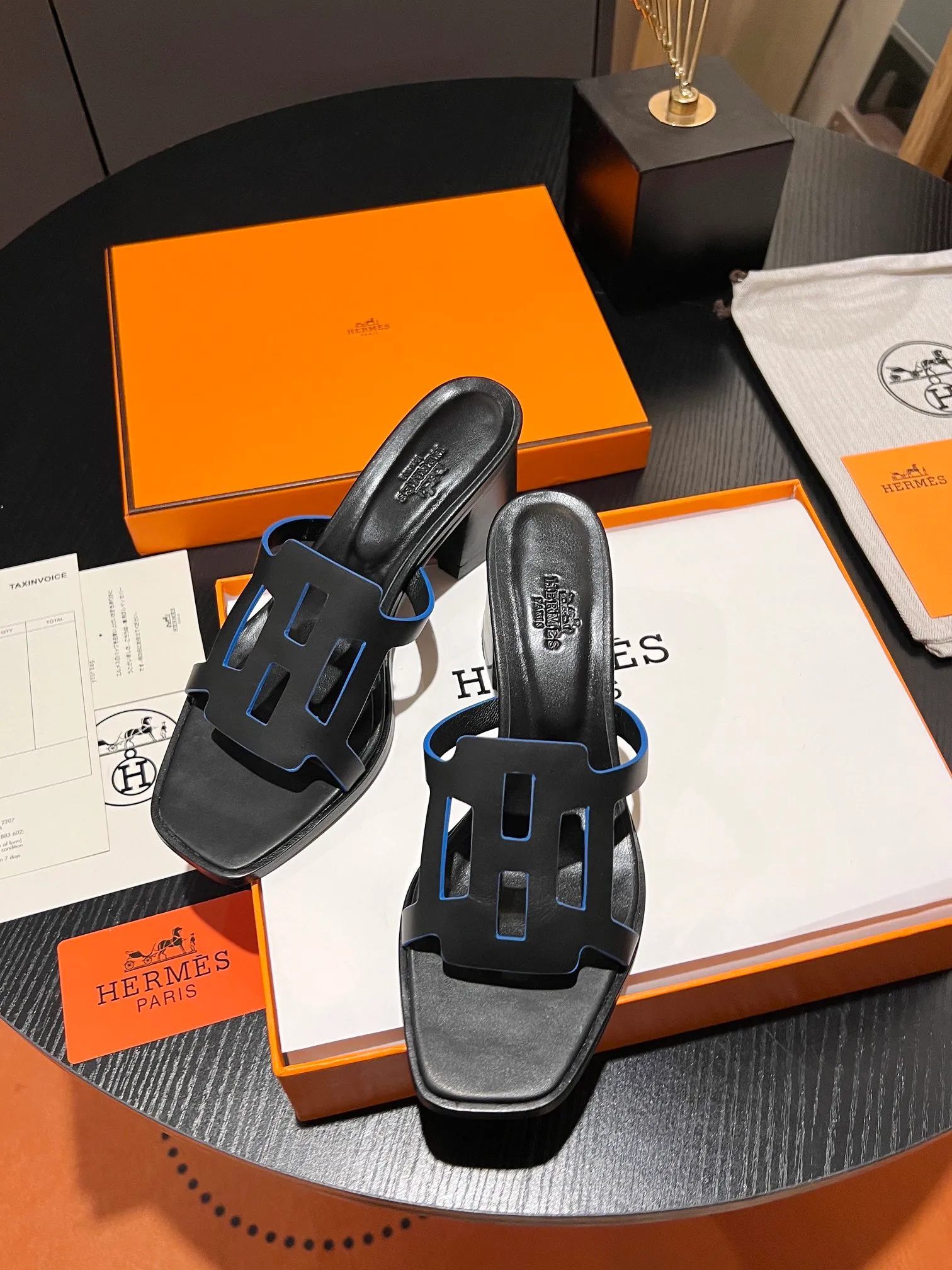 👟👟Ex-factory price 560👟👟 💋New! HERMES, 2024 thick heel series hollow H slides, look great on the feet! Original replica, synchronized at the counter. Upper material: advanced custom-made first-layer calfskin, inner padding sheepskin, Italian leather outsole. Multiple color options! Heel height: 6.5cm Size: 34-43 (34 41 42 43 customized items are non-refundable)
